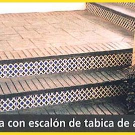 Pavimentos Hormisan escalera con escalón de tabica de azulejos